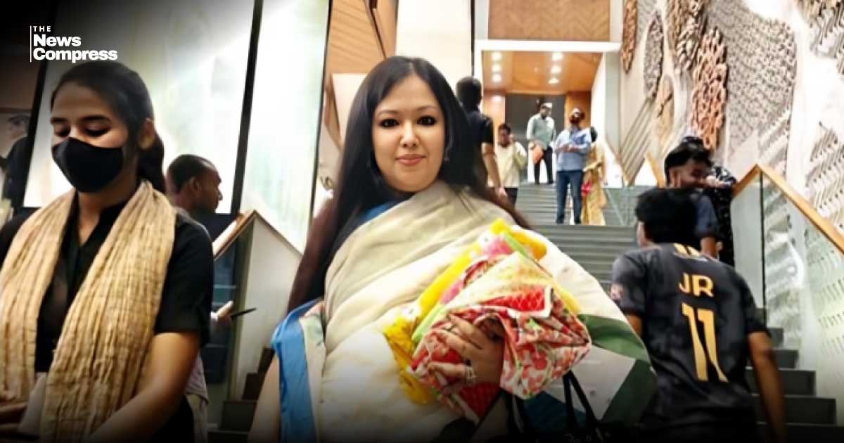 আড়ং থেকে কাপড় কিনে ক্ষোভে হাতে করেই নিয়ে গেলেন রুমিন ফারহানা